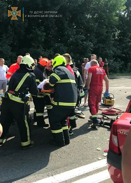 Людей вирізали з авто: біля Луцька сталась ДТП, постраждало 6 дорослих та дитина (фото)