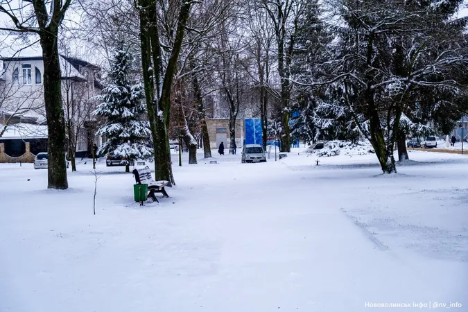 Справжня зима: Нововолинськ засипало снігом (фото)