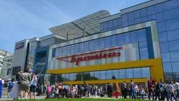 Середньовічний дух, блазні та площадний фарс: у луцькому "Промені" яскраво відкрили супермаркет (фоторепортаж)