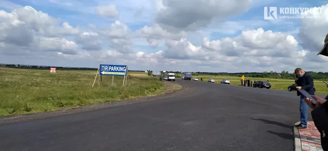 На волинській трасі чекають на Зеленського (фото, пряма трансляція)