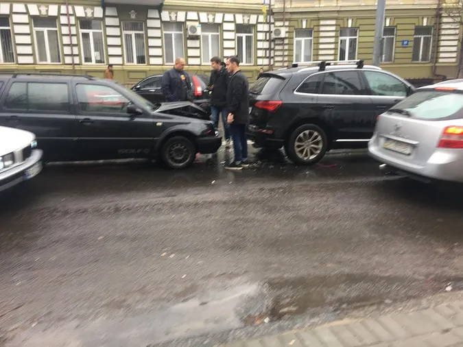 У центрі Луцька – аварія: зіткнулися два автомобілі (фото) 