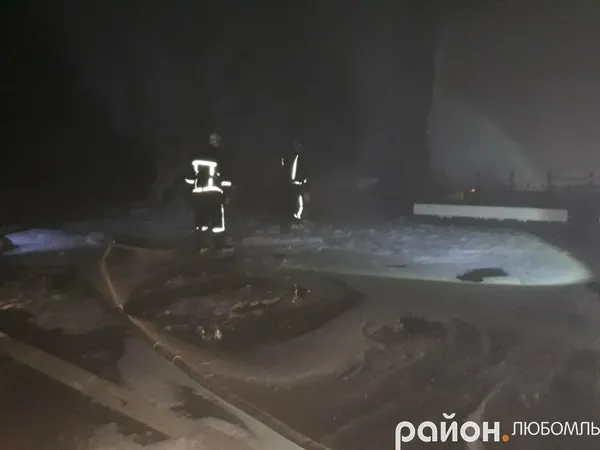 Біля «Ягодина» згоріла вантажівка з водієм (фото) 