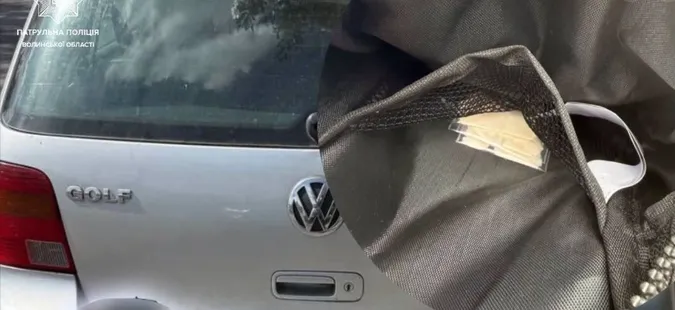 Порушив ПДР: у Луцьку патрульні знайшли в пасажира Volkswagen 5 пакетів наркотиків