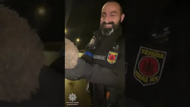 На Волині патрульні врятували їжачка, який вибіг на дорогу (відео)
