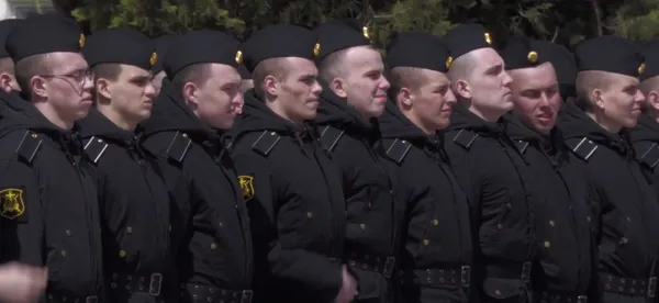 рф показала групу підлітків у формі, кажуть – це екіпаж крейсера «Москва»