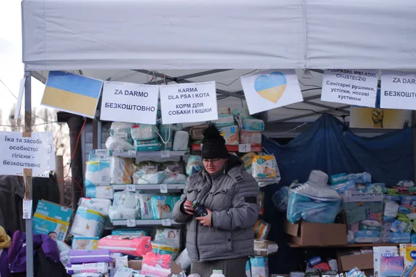 Теплий одяг, млинці і обійми: як поляки зустрічають біженців на волинському кордоні (фото)
