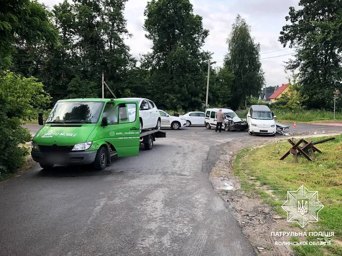 Відірвало причеп: у Луцьку «рено» протаранив лавету (фото, відео)