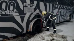 У Ковелі в сніговому заметі застряг рейсовий автобус (фото)