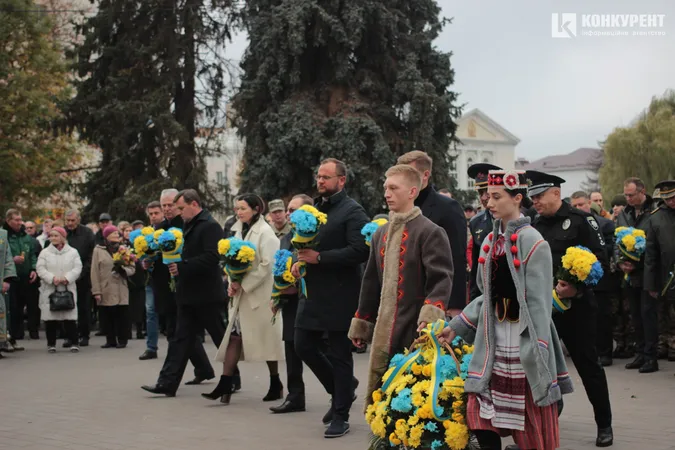 Представники влади кладуть квіти