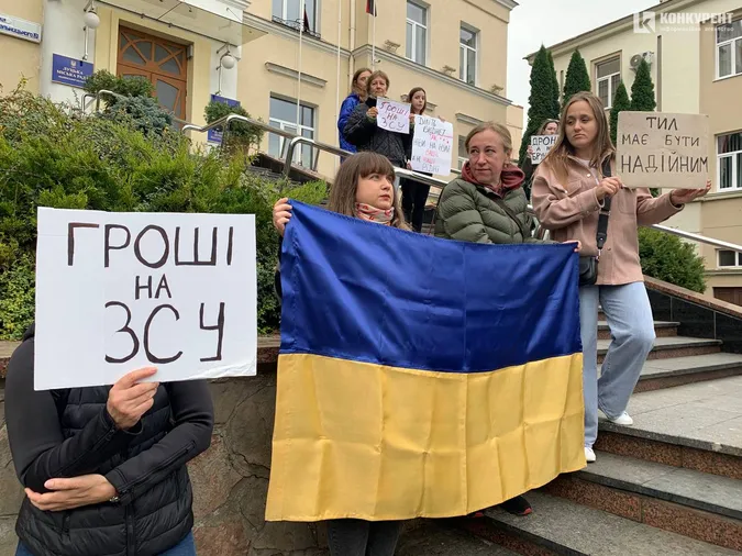 Під Луцькрадою активісти знову вийшли на акцію: що вимагають (фото, відео)