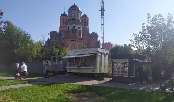 Тимчасові споруди на території храму