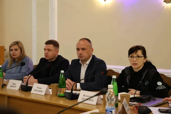 Понад шість годин розмов: Тарас Шкітер зустрівся з родинами зниклих безвісти на Волині (фото)