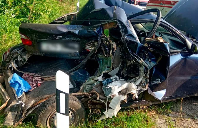 У Сирниках вантажівка розтрощила легковик (фото, відео)