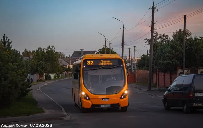 На вулиці Луцька уперше виїхав особливий автобус (фото)