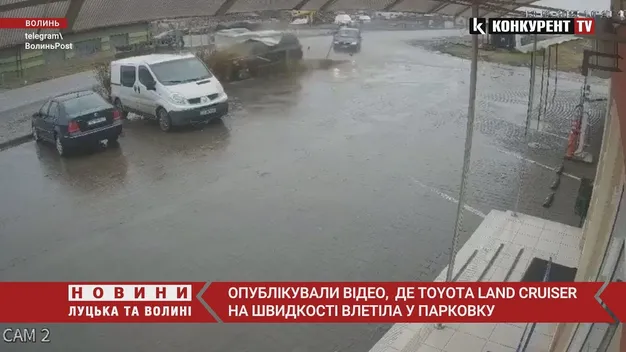 З'явилося відео автотрощі на парковці під Луцьком