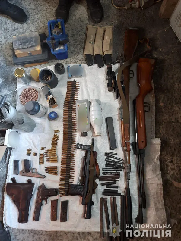Пістолети, гвинтівки, гранати: на Ковельщині у чоловіка вилучили арсенал зброї (фото, відео)