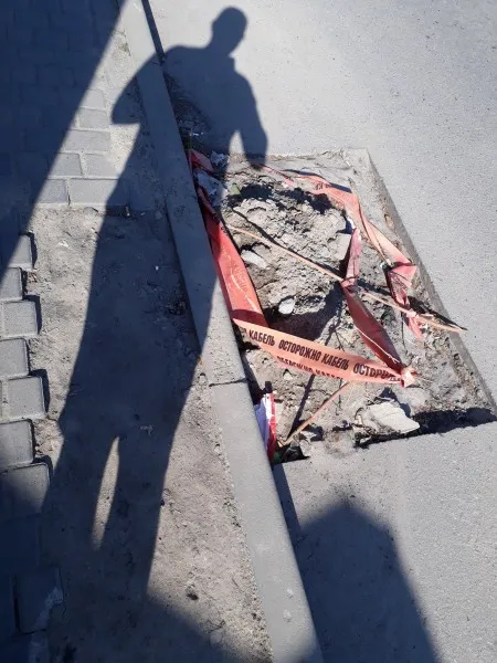 У Луцьку робітники зруйнували тротуар і залишили, як є (фото)