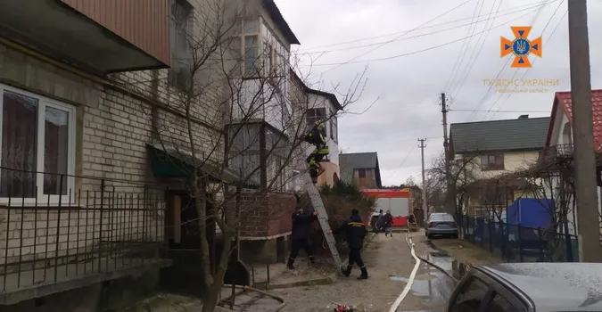 У Ковелі рятувальники витягнули з вогню 40-річного чоловіка (фото)
