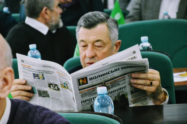 А Микола Дендіберін вирішив погортати сторінки  газети «Волинські Новини»