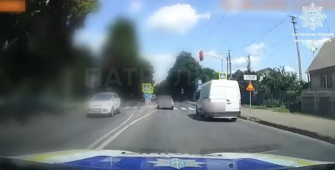 Під носом у патрульних: у Луцьку водій «рено» пролетів на заборонений сигнал світлофора (відео)
