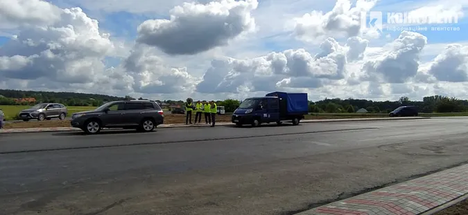 На волинській трасі чекають на Зеленського (фото, пряма трансляція)