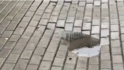 У Луцьку після ремонту підземних електромереж просіла бруківка (фото)