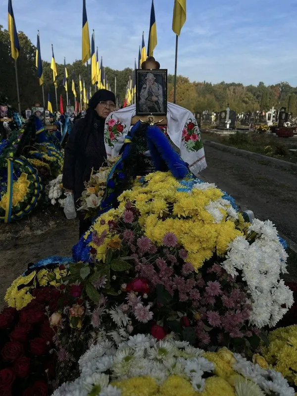 Не було ще й сороковин: на Волині з могили Героя вкрали вінки та вишитий мамою рушник