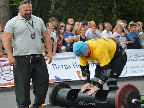 Так ніжно пестити руками снаряд може лише стронгмен
