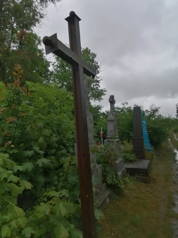 У Ковелі помітили давні могильні хрести з залізничних рейок (фото)