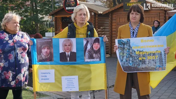 «Волю захисникам Маріуполя»: у Луцьку сім'ї полонених влаштували акцію (фото)