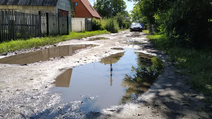 У Ківерцях через калюжі хочуть заборони в’їзд на вулицю (фото, відео)