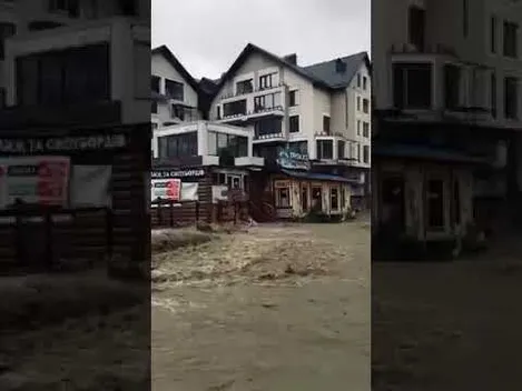 Паводок змив Буковель і знищив дороги до нього (відео)