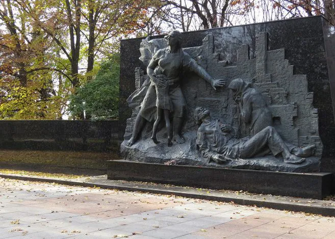 У Луцьку з меморіалу Вічної Слави вкрали гранітні плити