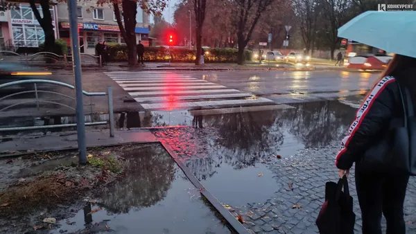 Озеро з острівцями: в Луцьку біля «Променя» – потоп (фото)