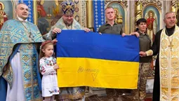 Залужний відзначив волинського священника прапором зі своїм автографом (фото)