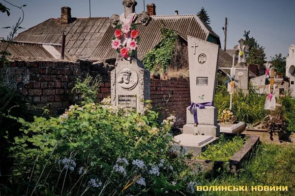 Відрубані руки статуї і загадкова гробниця: чим дивує одне з найстаріших кладовищ Волині (фото)