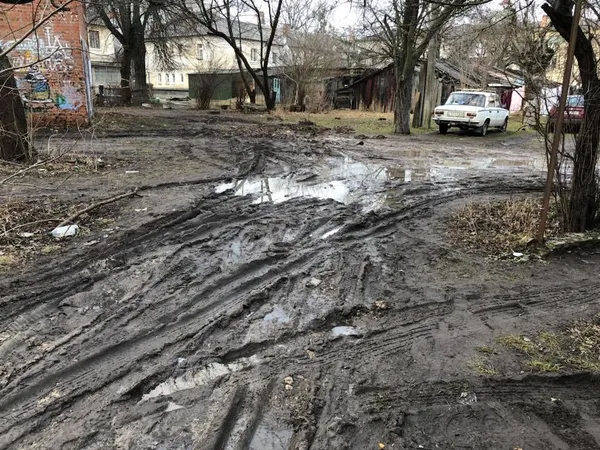Двори у центральній частині Луцька потопають у багнюці (фото)
