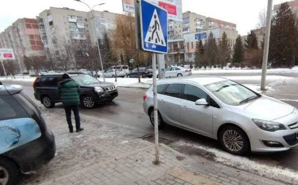 У Луцьку через слизьку дорогу на вулиці Кравчука сталася ДТП (фото)