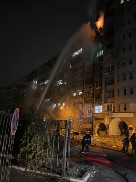 Ворожий безпілотник врізався у житловий будинок у Києві: будинок палає (фото)
