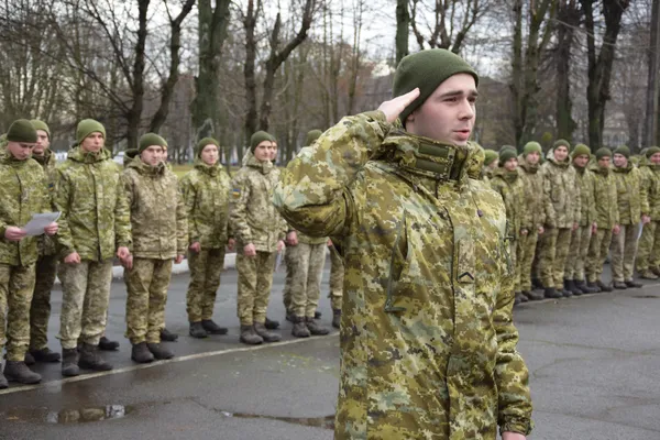 На Волині майже півсотні строковиків вирушили до рідних домівок (фото)