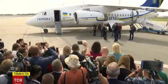 Полонені моряки і в'язні Кремля повернулися в Україну
