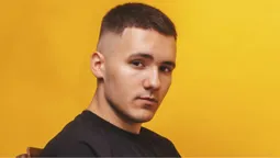 Волинський співак впав зі сцени на глядачів просто під час виступу (відео)