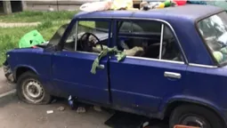 В центрі Луцька бомжі живуть в захаращеному сміттям авто і напрягають місцевих (фото)