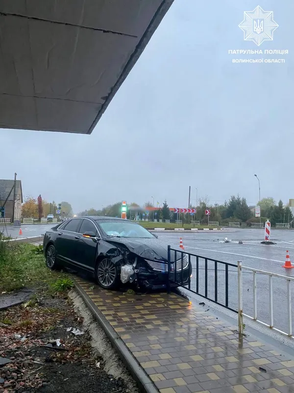 На Ковельщині водійка збила електроопору та влетіла в дорожнє огородження (фото)