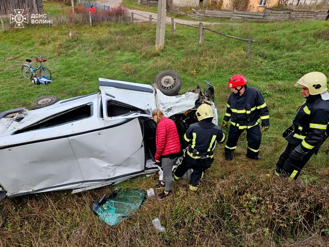 У Луцькому районі вантажний потяг зніс авто, у якому були діти