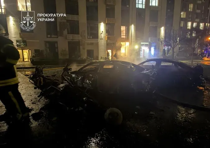 Удар по багатоповерхівці в Києві: загинула жінка та чоловік в авто, палали квартири й машини (фото)