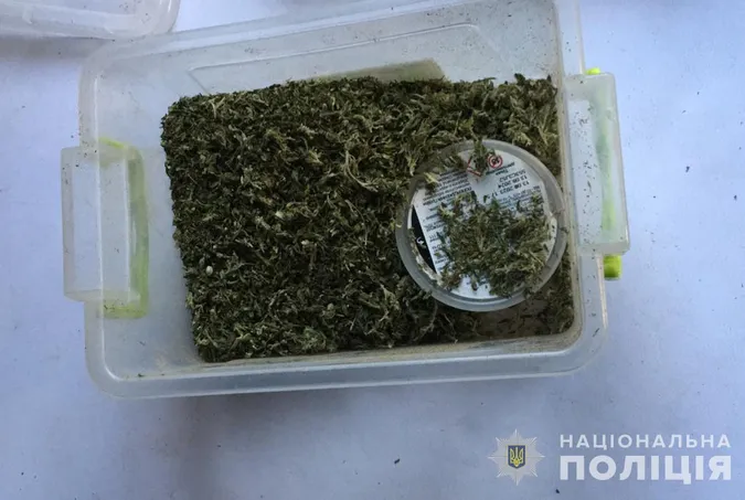 У Луцькому районі схопили розбійника з кілограмом «шмалі» і зброєю (фото)