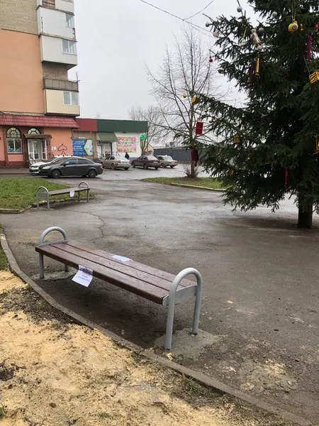 Зі скандальної ялинки у Нововолинську зняли повішених зайців (фото)