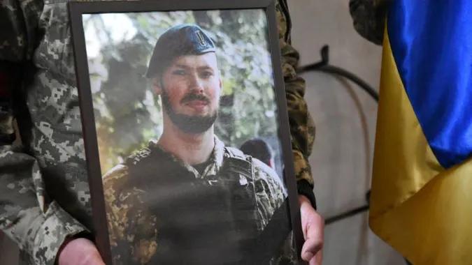 Лучани провели в останню путь загиблого у війні з рф матроса Михайла Приступу (відео)