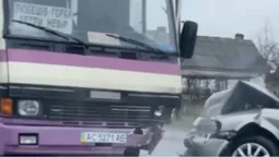 На Волині зіткнулися легковик та автобус з пасажирами (відео)